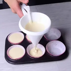 Handheld Cream Icing Bag, Multifunctional Cake Chocolate Dispenser, Home Baking Tool for Batter Distribution, Adjustable Chocolate Icing Bag