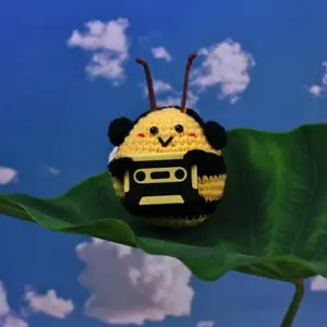 Custom Playlist Bee Plush | Tap-to-Play Music Gift with NFC Cassette