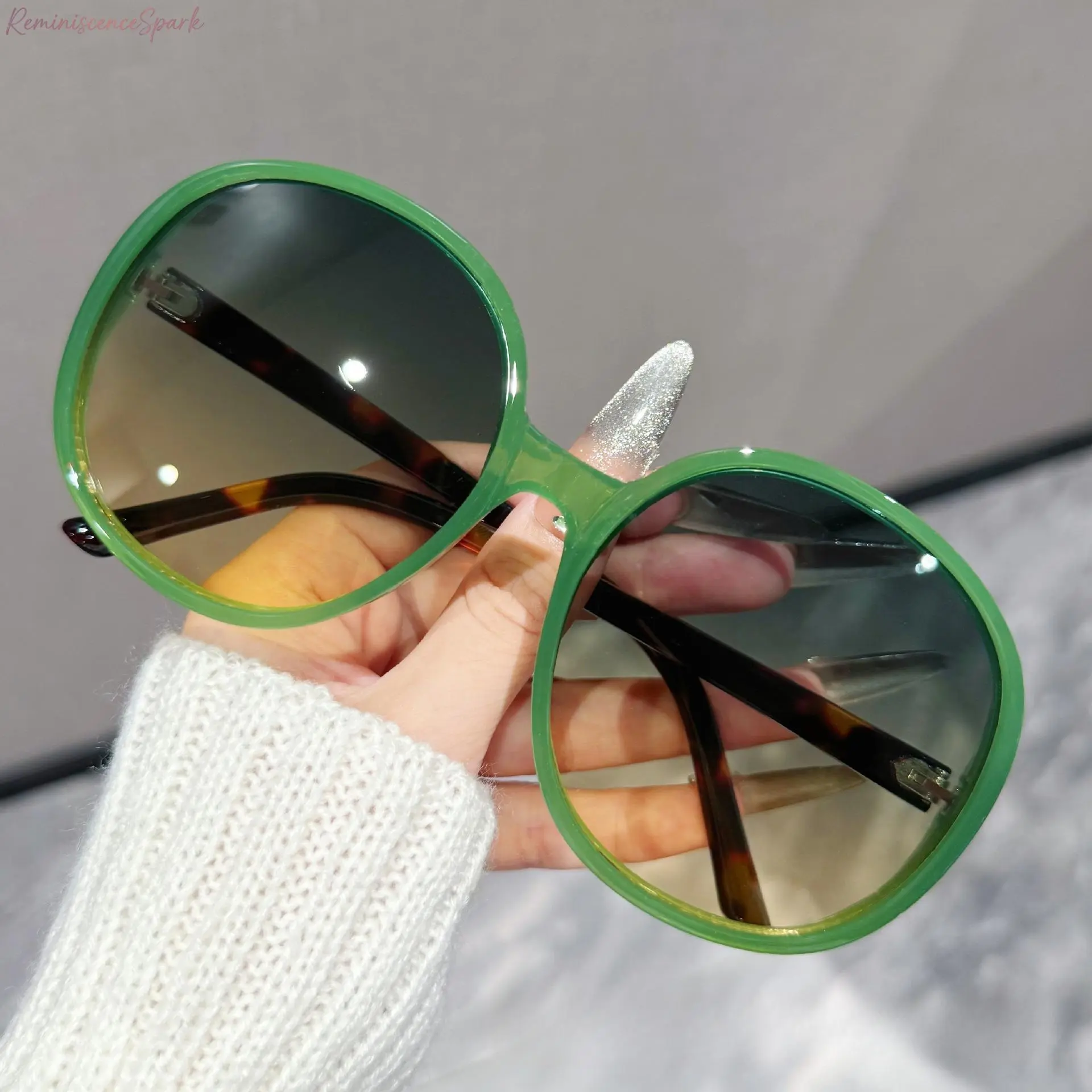 Unisex Oversized Round Sports Sunglasses - UV400 Protective Lenses, Minimalist Retro Design with Vintage Vibes, Universal Fit for Fashion Lovers, Outdoor Activities Use