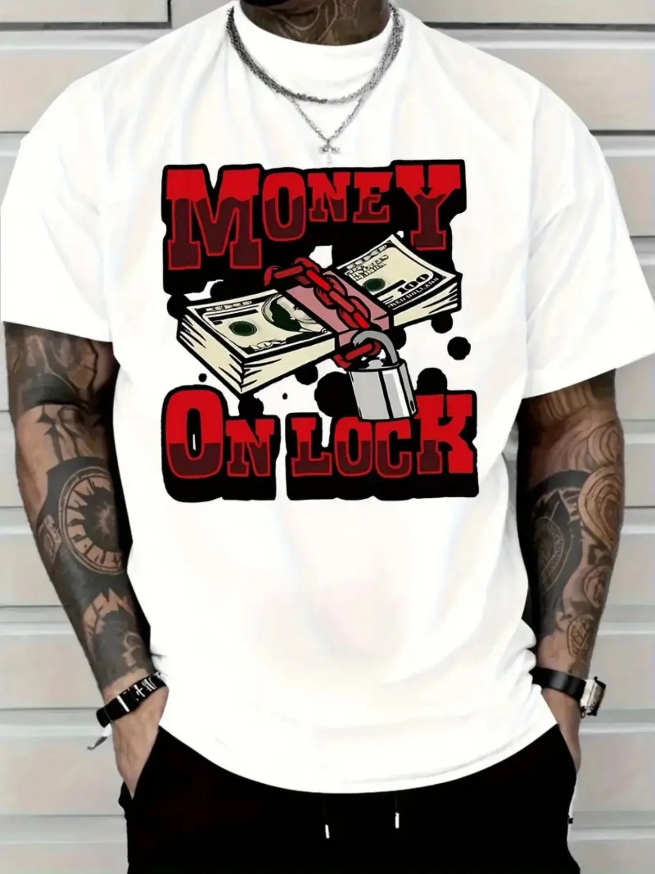 Men's 'MONEY ON LOCK' Graphic Menswear T-Shirt - Oversized Streetwear Round Neck Shortsleeve Tee, Bold Red & Money Print, Stacked Cash & Golden Chain Design, Breathable Fabric, Loose Fit Hip Hop Casual Wear for Rap Artists & Statement Gifts, Tshirt, Top,