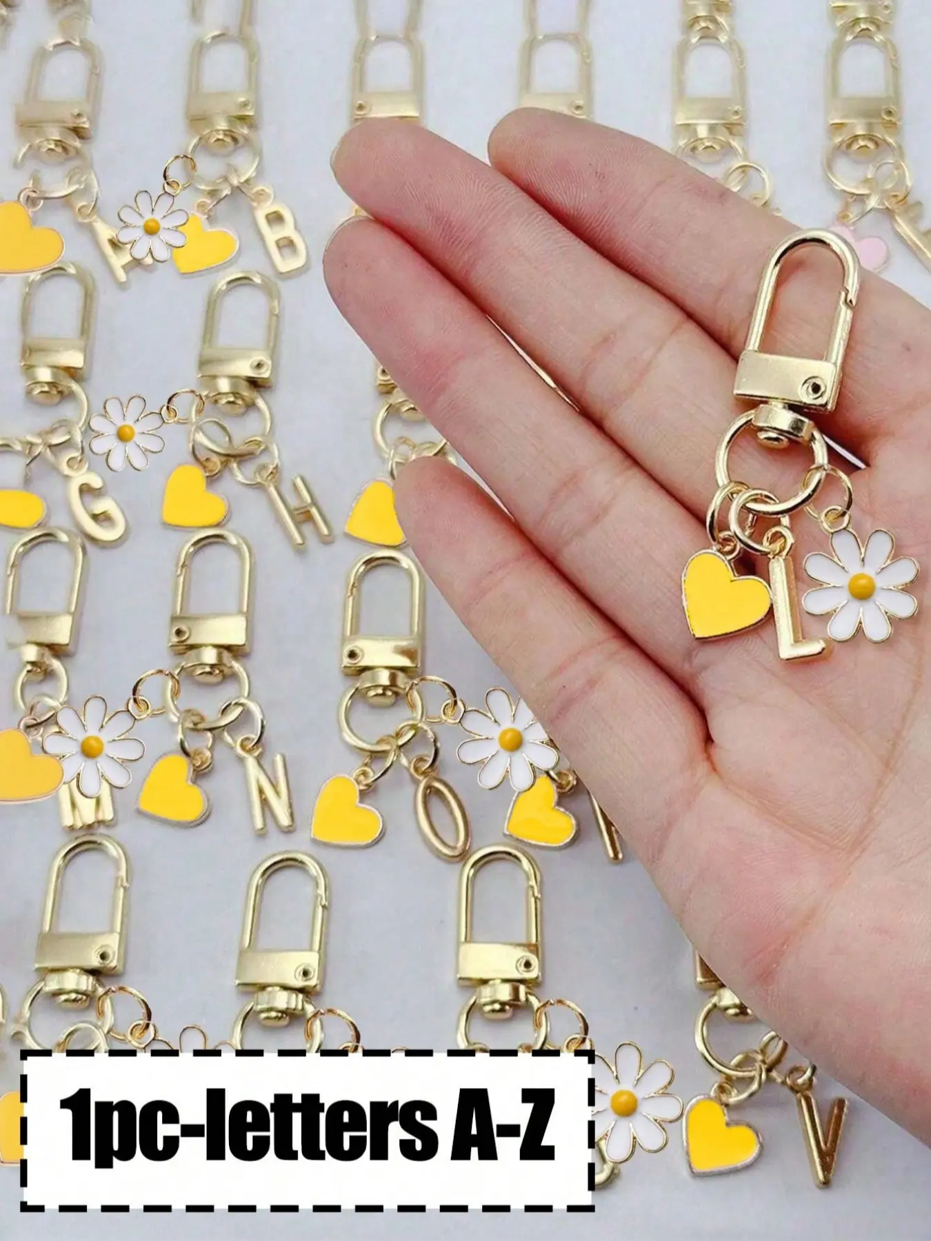 1pc Personalized Yellow Heart Pendant With Initials And Daisy Pendant, Love Pendant, Daisy Keychain, Letter Keychain, Heart Keychain Accessories, Custom Bag Pendant, Gift, Keychain, Unique Mobile Phone Accessories, Simple Design, Letter Charm