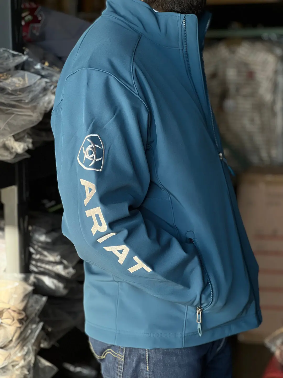 ARIAT LOGO MEN MAJOLICA BLUE 2.0 SOFT-SHELL JACKET ARIAT LOGO MEN MAJOLICA BLUE 2.0 SOFT-SHELL JACKET