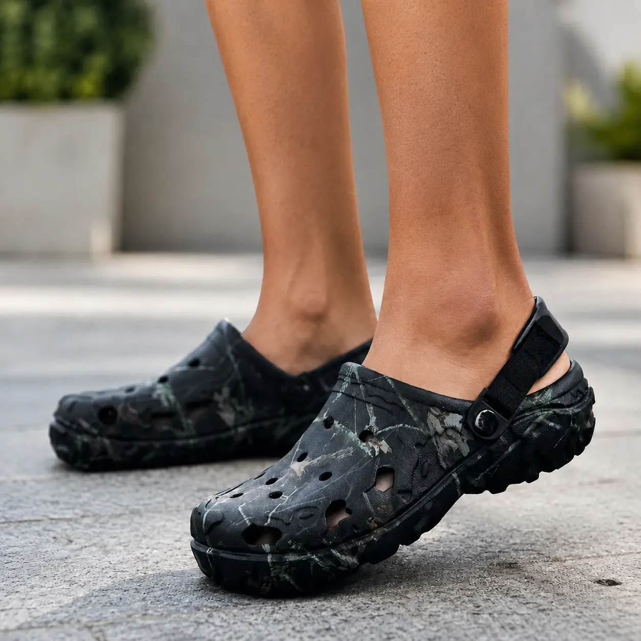 Men’s Outdoor Camo Clogs, Lightweight Ventilated Garden Shoes with Pivoting Heel Strap, Rugged Slip-On Sandals for Camping, Beach, Yard Work & Daily Wear