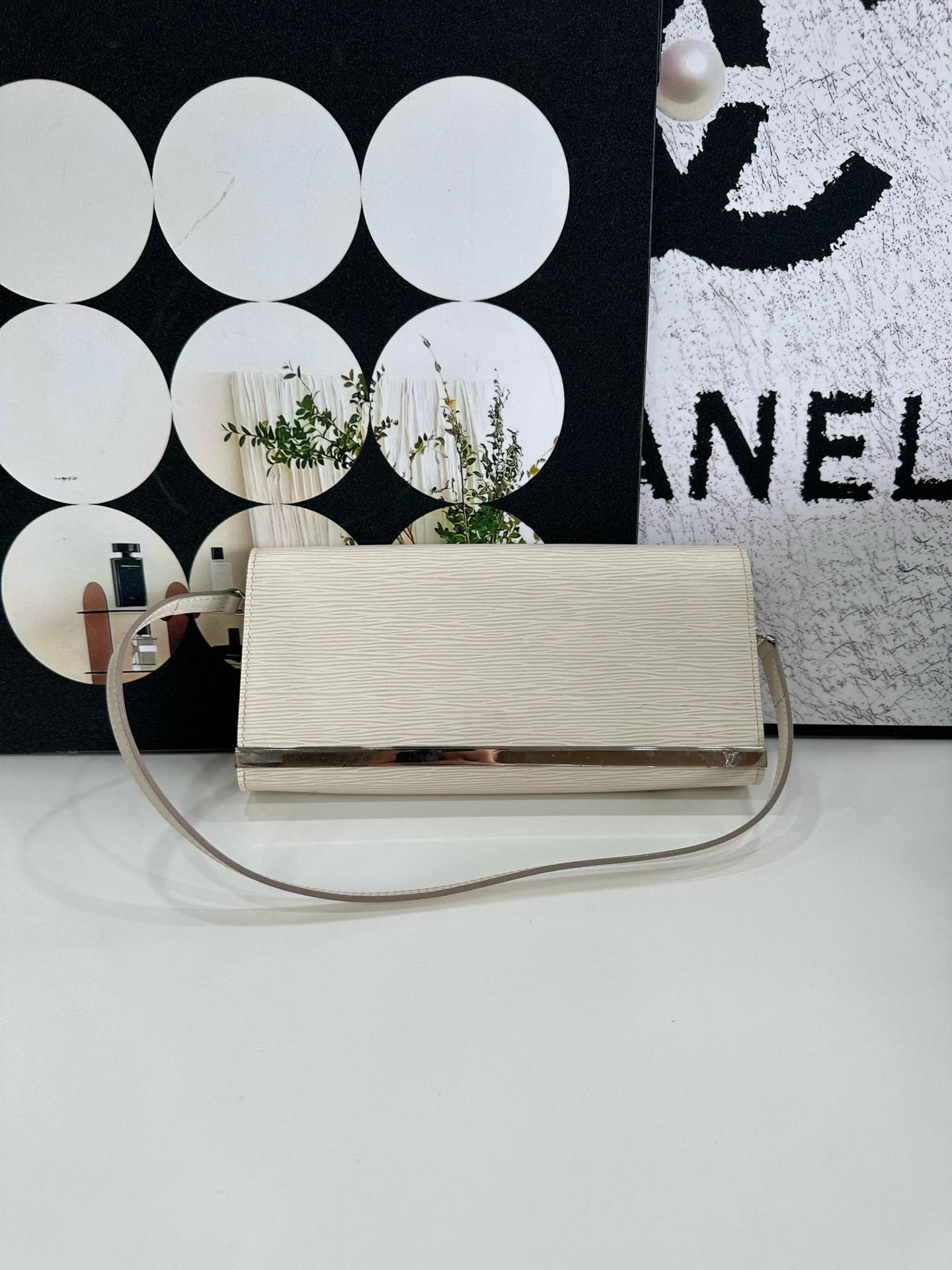 Pre-owned Louis Vuitton White Epi Leather Shoulder Bag – Date Code SN3191