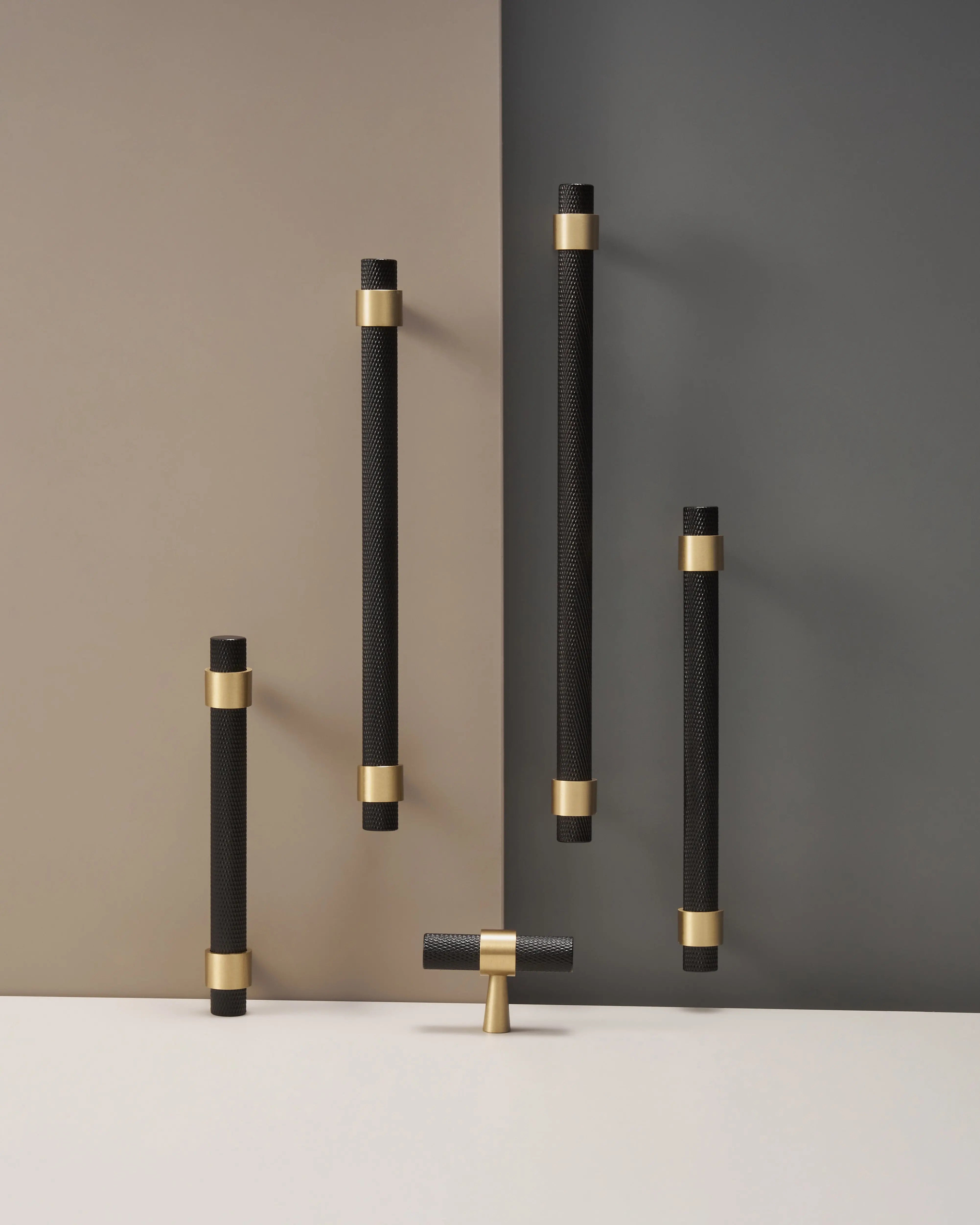 HUDSON KNURLED BLACK BRASS PULL HUDSON KNURLED BLACK BRASS PULL