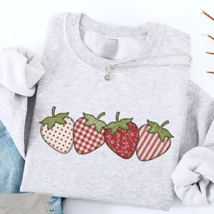 Strawberry-patterned retro strawberry crew neck sweatshirt, strawberry pastoral style.