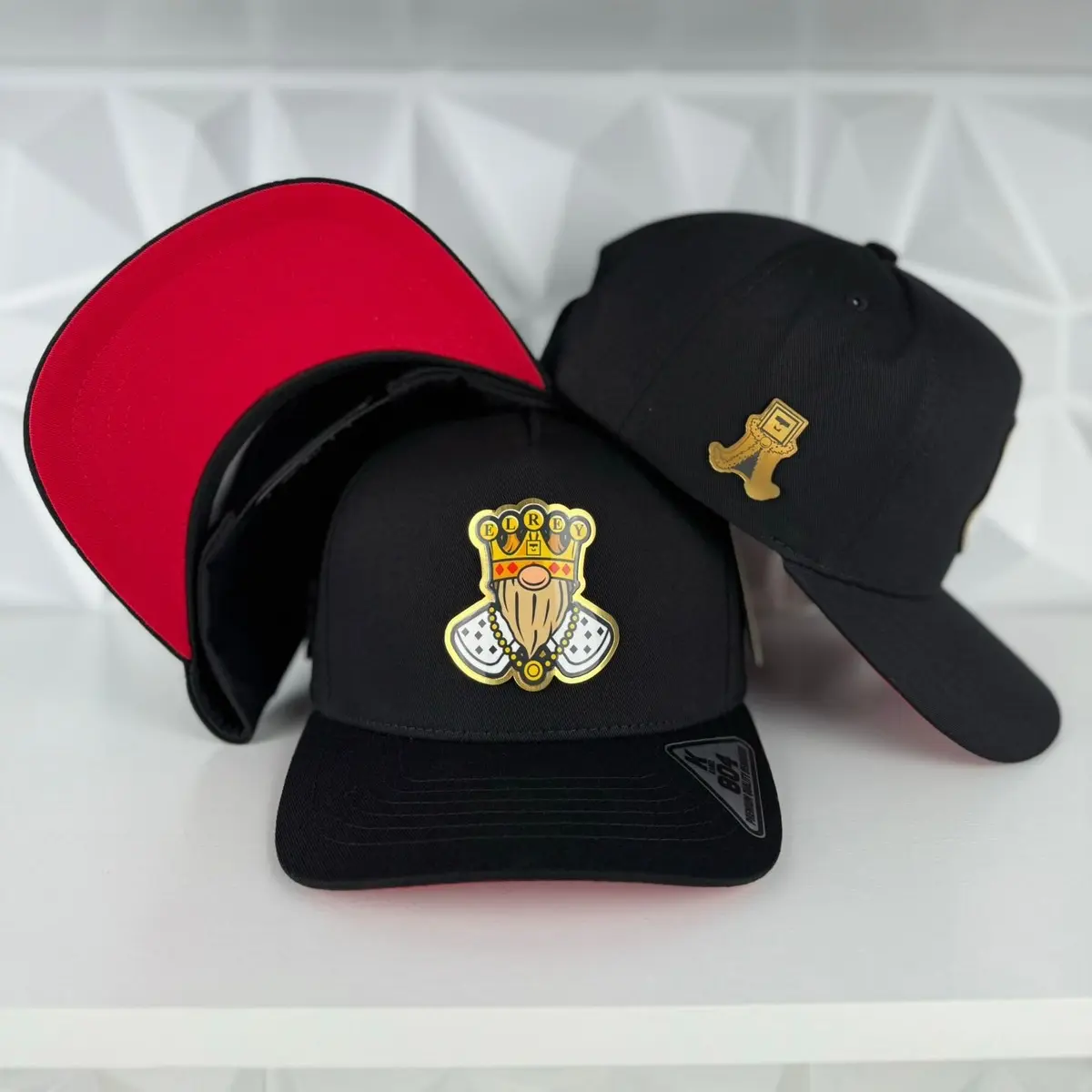 El rey SnapBack hat-black/red