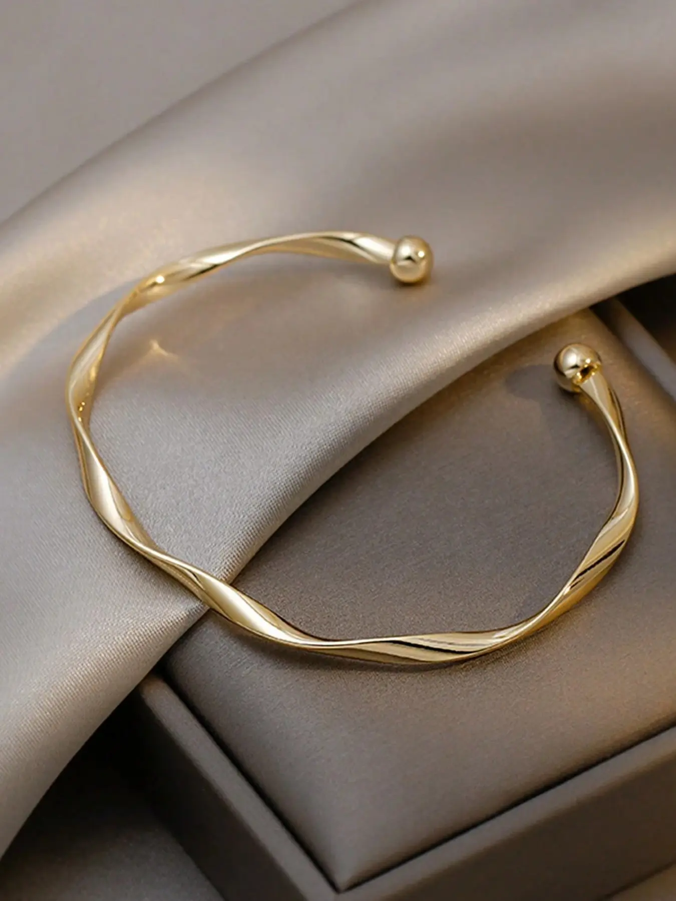 Wavy Pattern Open Cuff Bracelet for Women, Adjustable Cuff Bracelet, Open Bangle, Metal Style Spiral Bracelet, Cuff Bangles Bracelets, Perfect for Daily Wear Jewelry, Elegant Accessory for Everyday Use
