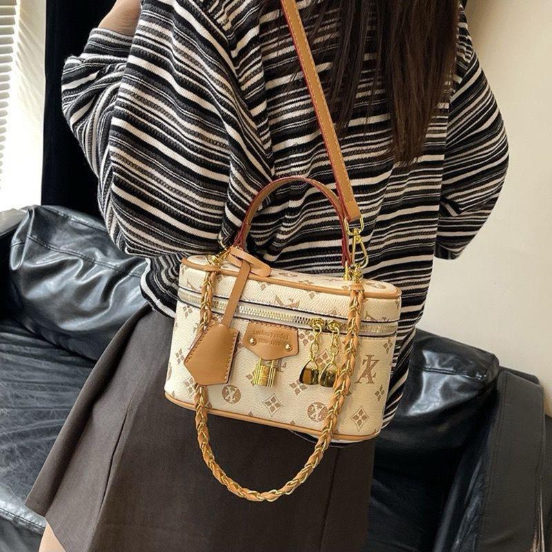 Shoulder Bag with Chain Strap and Monogram Design for Everyday Use