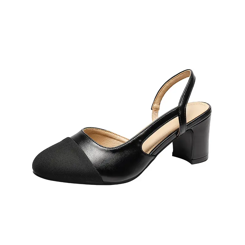 Black sandals with a heel height of 6cm
