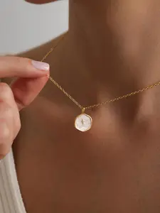 The colorful enamel drip oil cross necklace is a simple and versatile collarbone chain, suitable for daily wear, vacation dates, and other occasions. It is also a surprising and exquisite small gift.