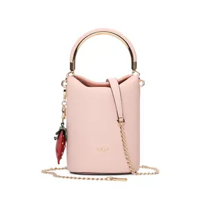 SADI's fashionable and classic bucket bag, the strawberry-themed bag, is a versatile women's shoulder and handbag.