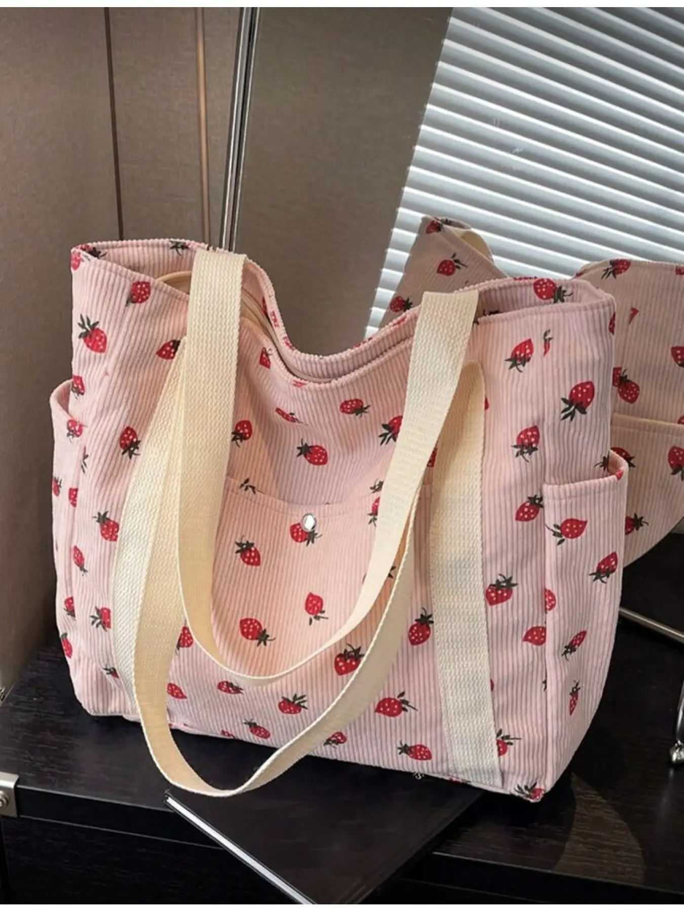 Minimalist Strawberry Print Women's Shoulder Bag Large Capacity Travel Outdoor Tote Bag Casual Multi-pocket Top Handle Tweed Handbag Lightweight Daily Shopping Crossbody Bag Casual Handbags for Commute and Outing Sum Strawberry Themed Bag Shoulder Totes