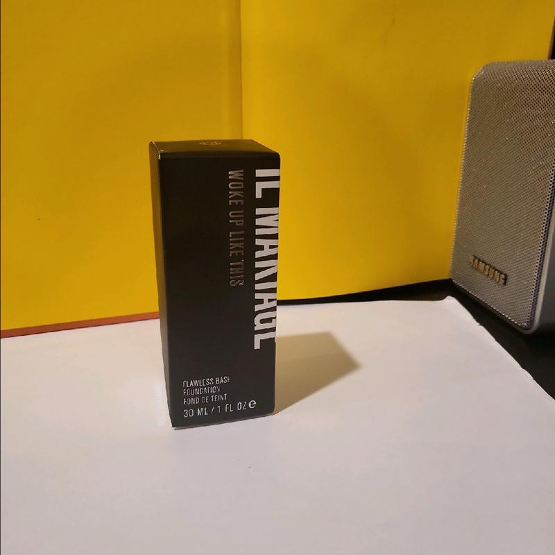 Introducing the IL MAKIAGE Woke Up Like This Flawless Base Foundation - the perfect foundation for a flawless, natural-looking complexion. With 30 ML of product and shade 10, this foundation is ideal for those with light to medium skin tones. Lightweight