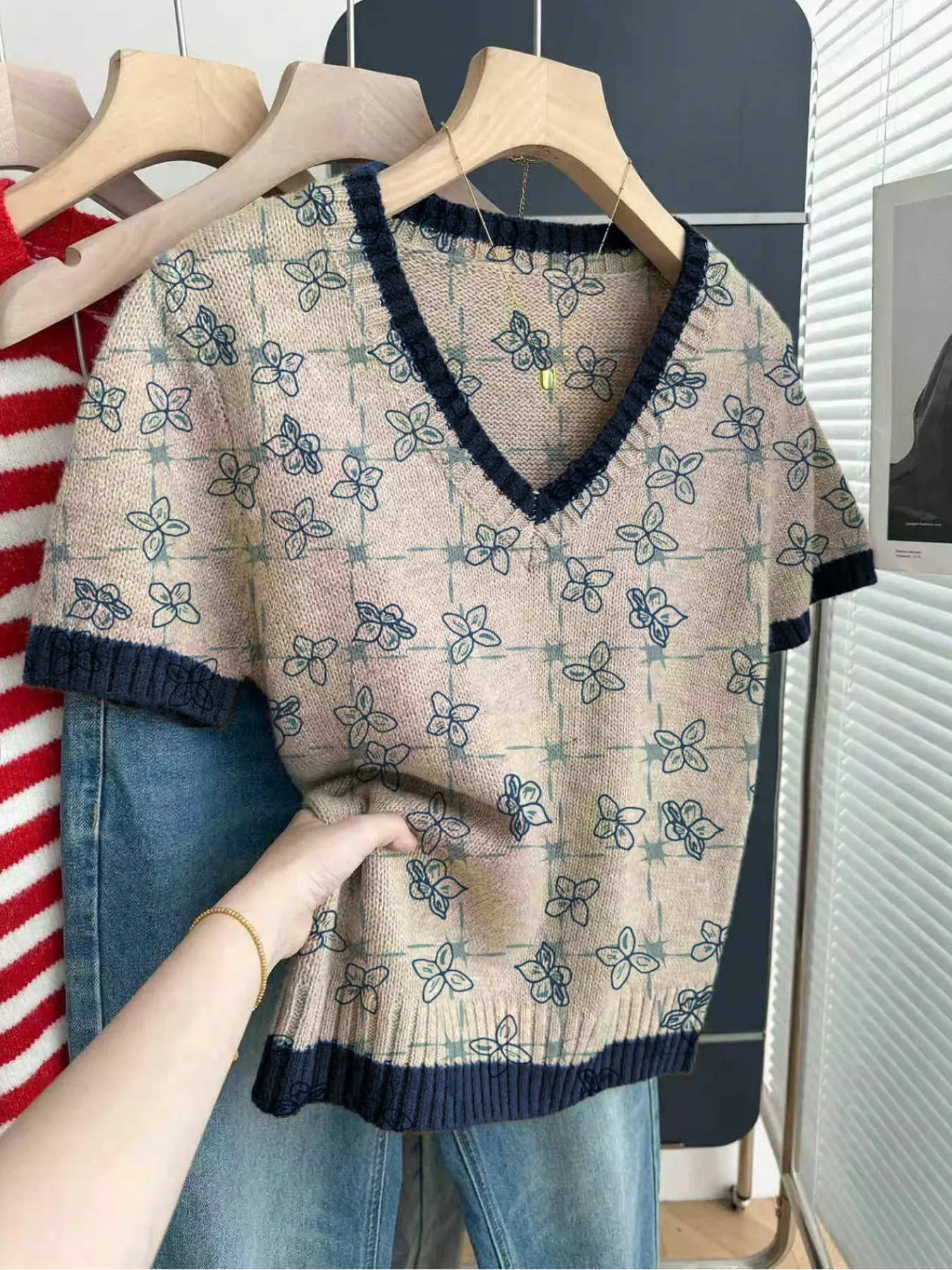 Casual loose V-neck short-sleeve knit top with contrast trim, gingham splicing and floral print. Perfect for spring and summer, ideal for women's daily wear. Available in khaki and other styles, Knitwear, Womenswear, Knitted Top