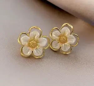 Tiny White Flower Studs – Elegant Korean Floral Earrings