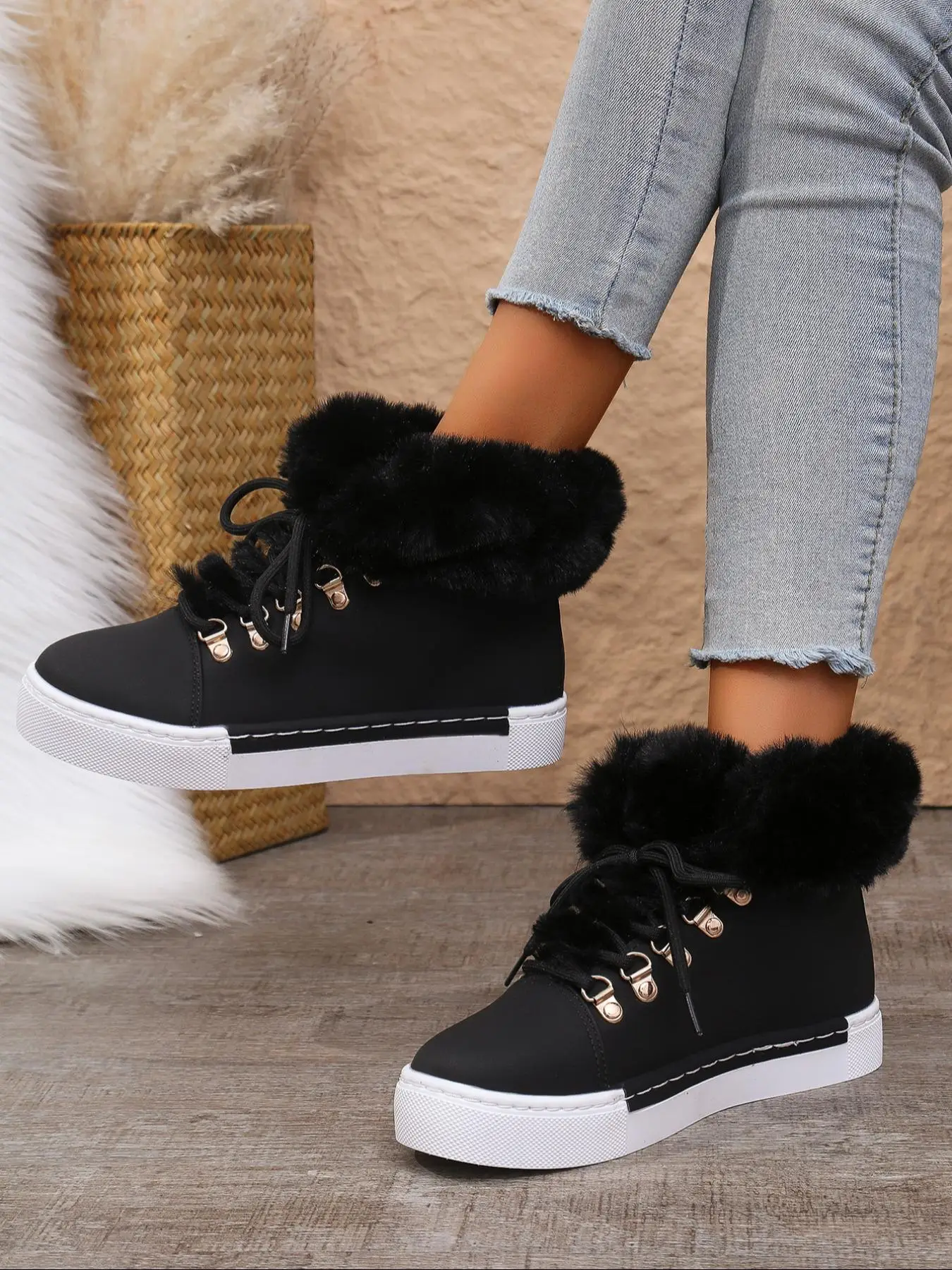 A pair of women's outdoor snow boots new fashionable Korean version versatile fleece thickened trendy short-leg flat snow boots, cold and warm design,