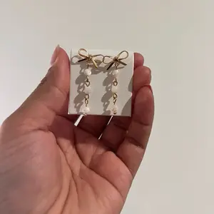 Bow mother of pearl earrings