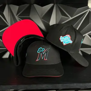 Mayiza SnapBack hat- black/red