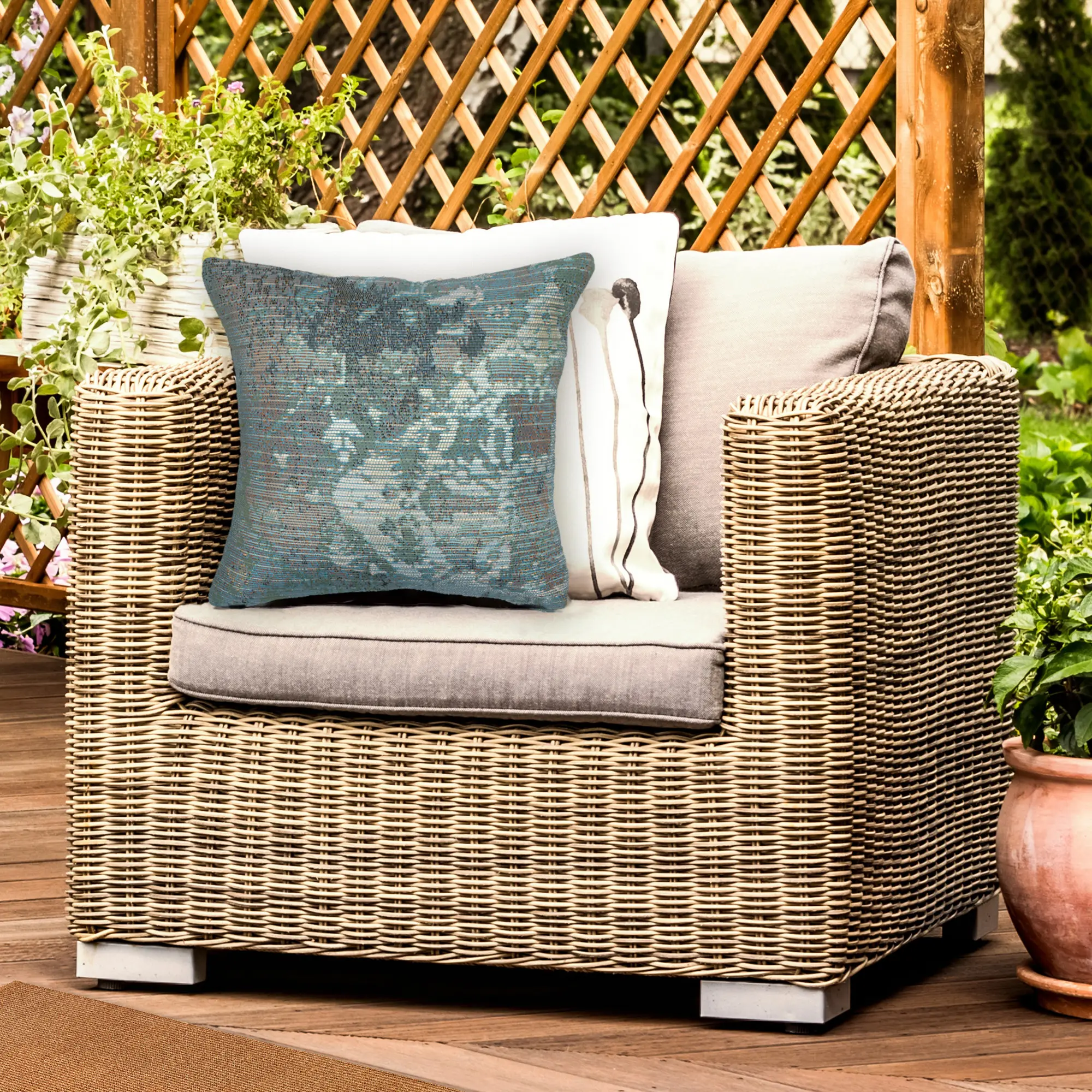 Lush Decor MARINA Indoor/Outdoor Power-Loomed Easy-Care Accent Cushion - Transitional Graphic Casual, Cushions for Outdoor Chairs, Back Porch Decorative Cover (Kermin), Decorative Cover Cushions