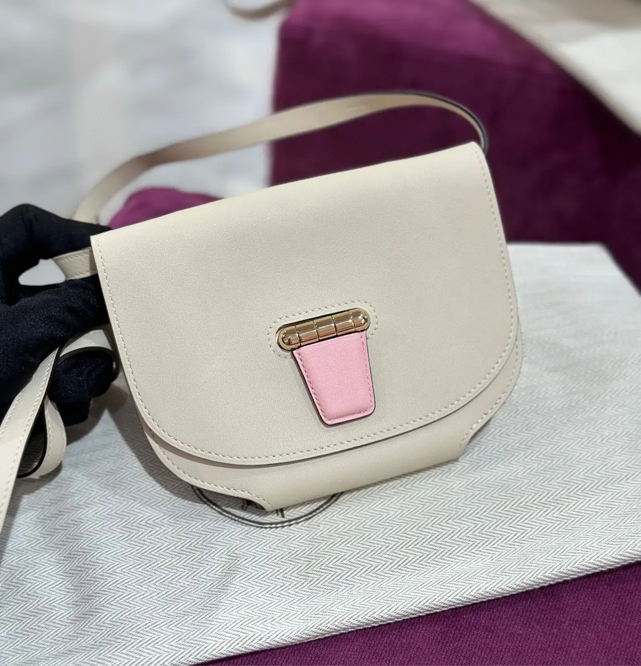 Pre-owned HERMÈS Mini Convoyeur, Craie Exterior with Pink Interior, T Stamp（234505）