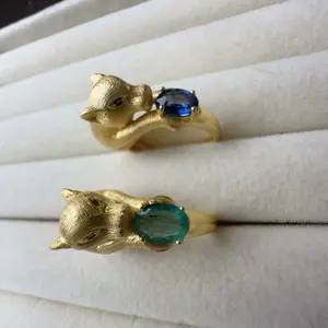 <PingEast jewelry > Emerald ring501---925 sterling silver ring with a brushed gold finish, featuring a leopard head embracing a 5*7mm one-carat natural gemstone. Available in Sri Lankan Royal Blue sapphire or Colombian emerald, with certificate