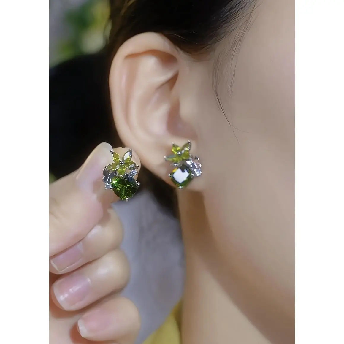 LisiZen Olive Green Zircon Stud Earrings - French Retro Elegant Exquisite Design, Adults Accessory, Crafted to Last, Choking Hazard Small Parts, Ideal for Dates, Friend Gifting, DZEH6016, Birthday, Meaningful Gift Choice, Daily Style, Quality Materials, T