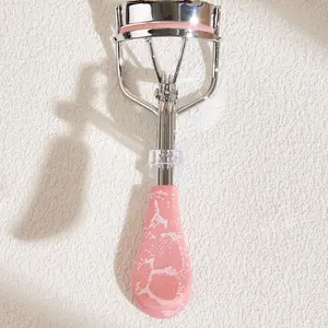 Print Handle Eyelash Curler, Stainless Steel Makeup Tool, Long-Lasting Lash Curler, Non-Slip Grip, Portable Home Beauty Tool, Compact and Easy to Store