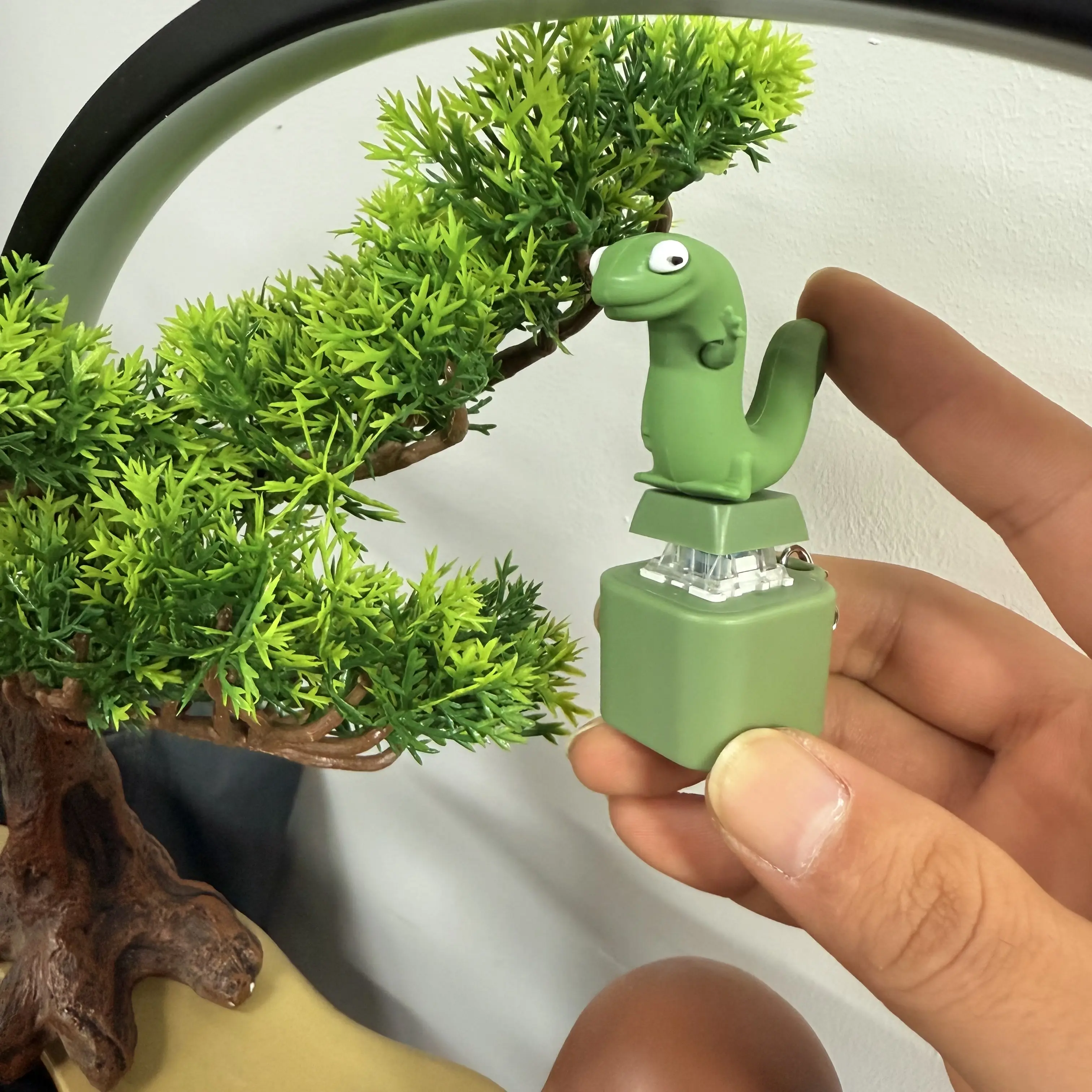 Lizard-shaped keychain with sound, stress-relieving toy, rechargeable ...