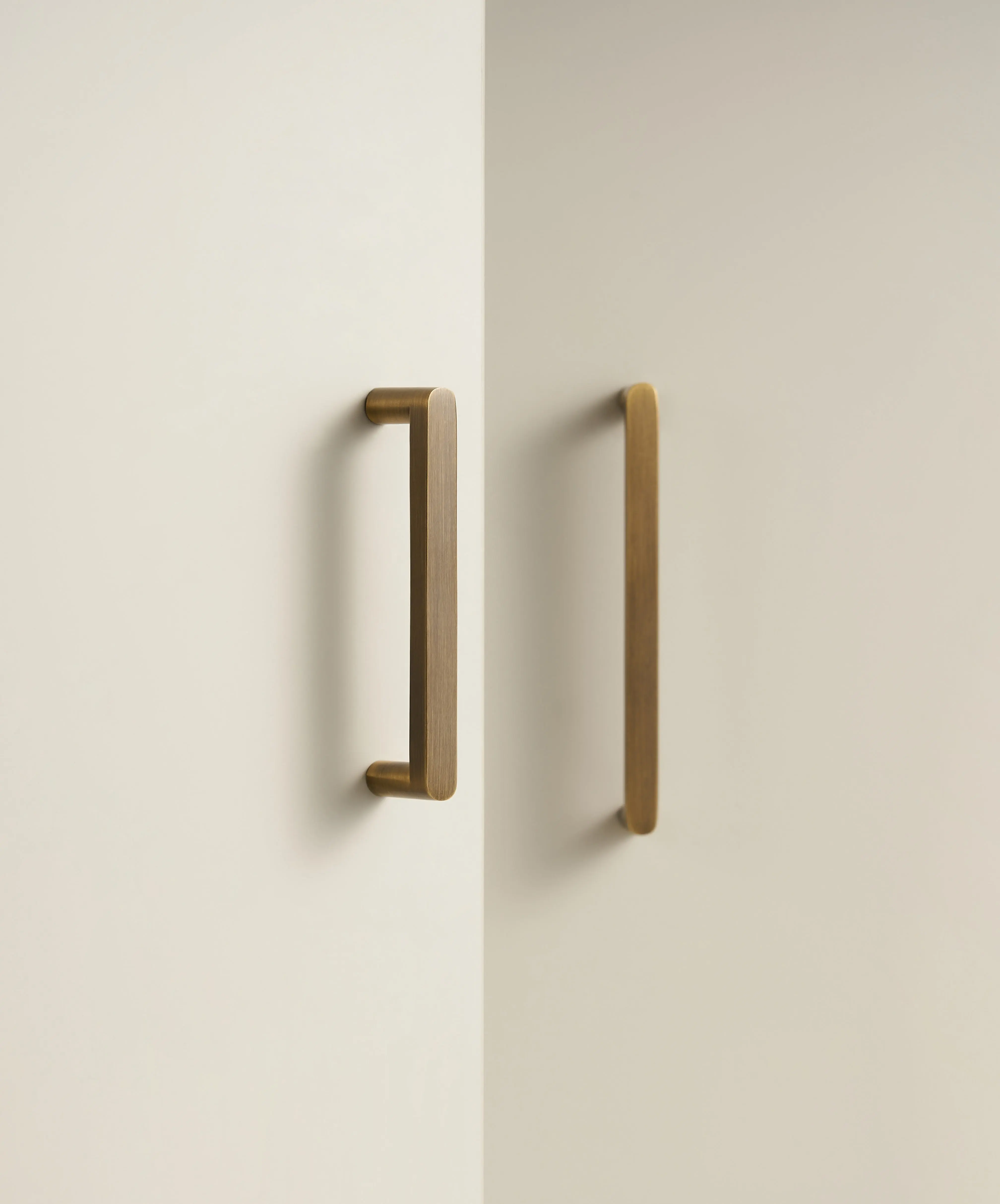 ASTOR SLIM FLAT-FRONT BRASS CABINET PULL IN ANTIQUE NICKEL