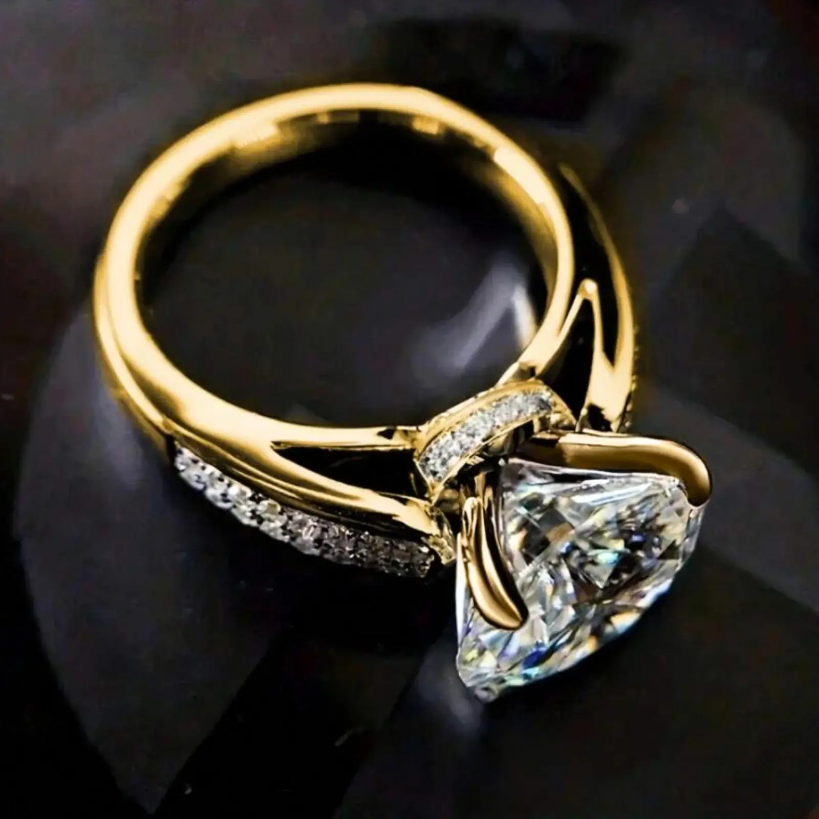 Exquisite Luxury Engagement Ring - Shiny Cubic Zirconia Inlay - Everyday Wear - Fashionable Engagement Rings for Ladies - Holiday Gift