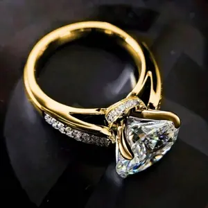 Exquisite Luxury Engagement Ring - Shiny Cubic Zirconia Inlay - Everyday Wear - Fashionable Engagement Rings for Ladies - Holiday Gift