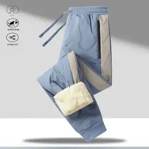 A pair of colorblock fleece lined casual pants, practical for everyday wear. The fleece design meets warmth needs for autumn and winter. The drawstring waist adjustment is convenient, and the zipper pockets make it easy to store small items.