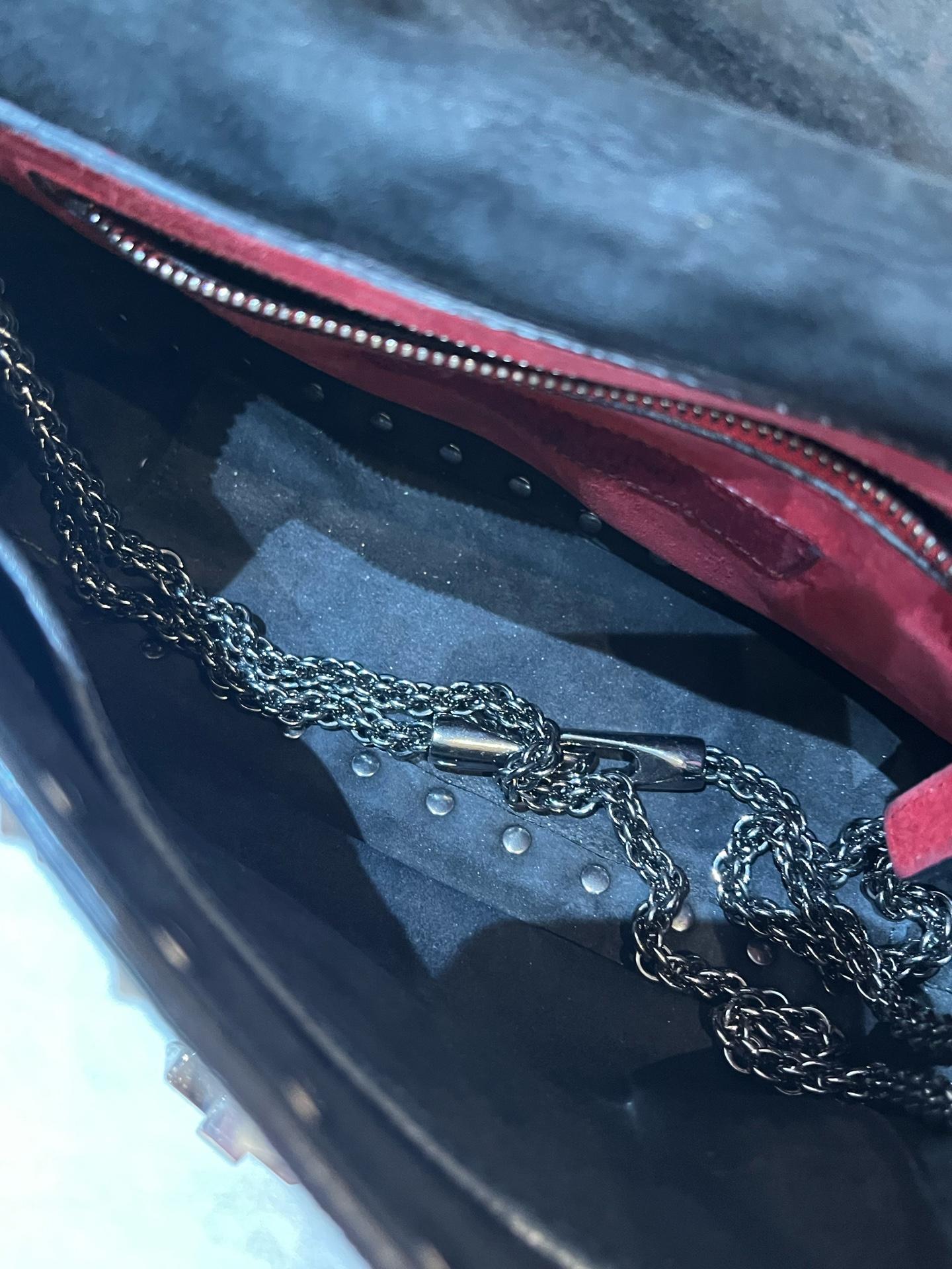 Pre-owned Valentino Garavani Rockstud Spike Small Shoulder Bag in black grained leather 1919