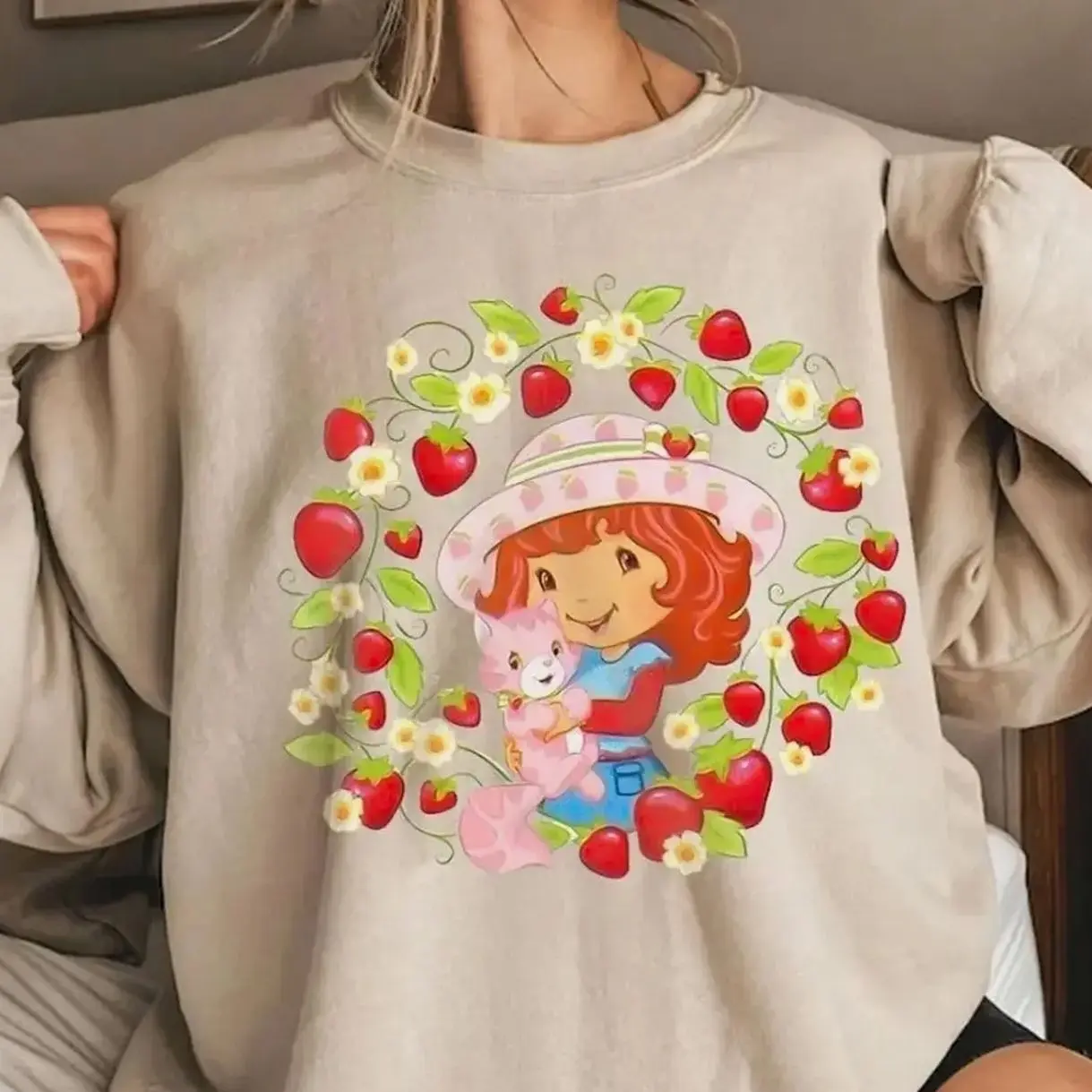 Vintage Strawberry 80s Style Sweatshirt Retro Fruit Graphic Pullover Crewneck Cozy Casual Apparel Women & Men Gift for Strawberry Lovers