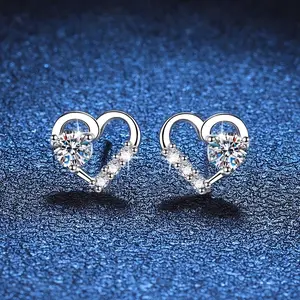 1 Pair of Women'S Silvery Heart-Shaped Earrings, Copper Inlaid with Synthetic Zirconia, Fashionable, Luxurious, And Noble, Suitable for Female Friends' Celebrations, Parties, And Banquets, Valentine'S Day/Christmas/New Year Party Gifts