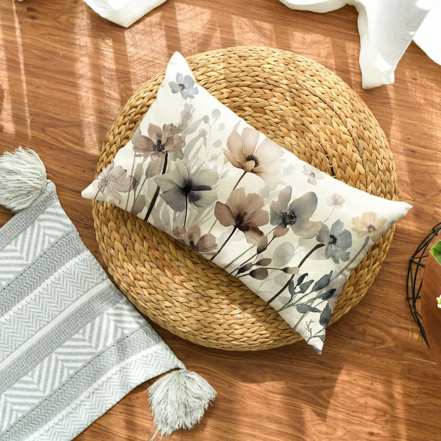 Poppy Floral Pattern Throw Pillow Cover, 12 x 20 Inch Seasonal Leaf-Print Cushion Cover, Suitable for Sofas and Farmhouse-Style Home Decor