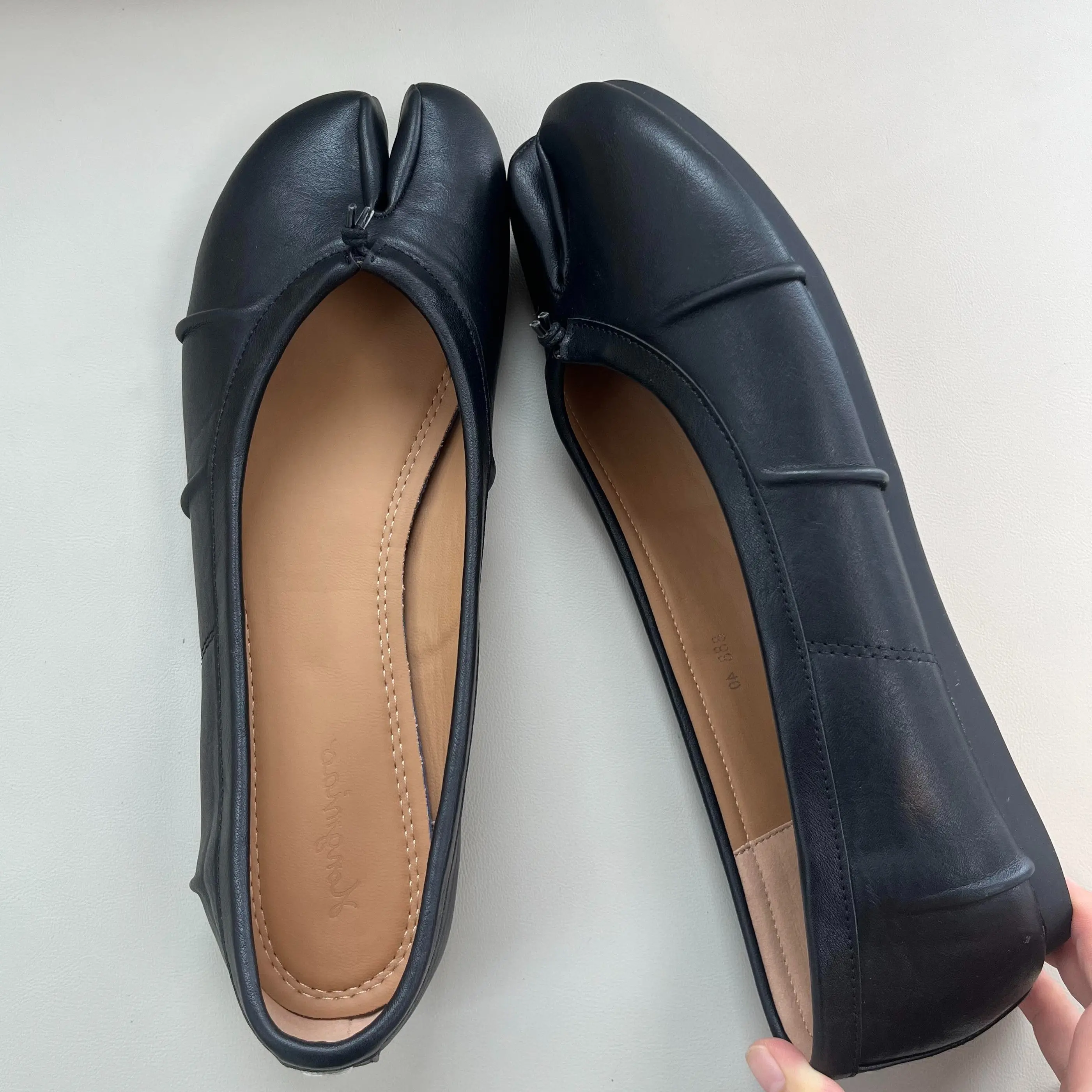 Retro, stylish women’s low-cut ballet flats—soft-soled, lightweight fashion footwear that is versatile and suitable for shopping trips, short outings, parties, and everyday wear; these trendy flats evoke an autumn/winter vibe and are ideal for women’s dai