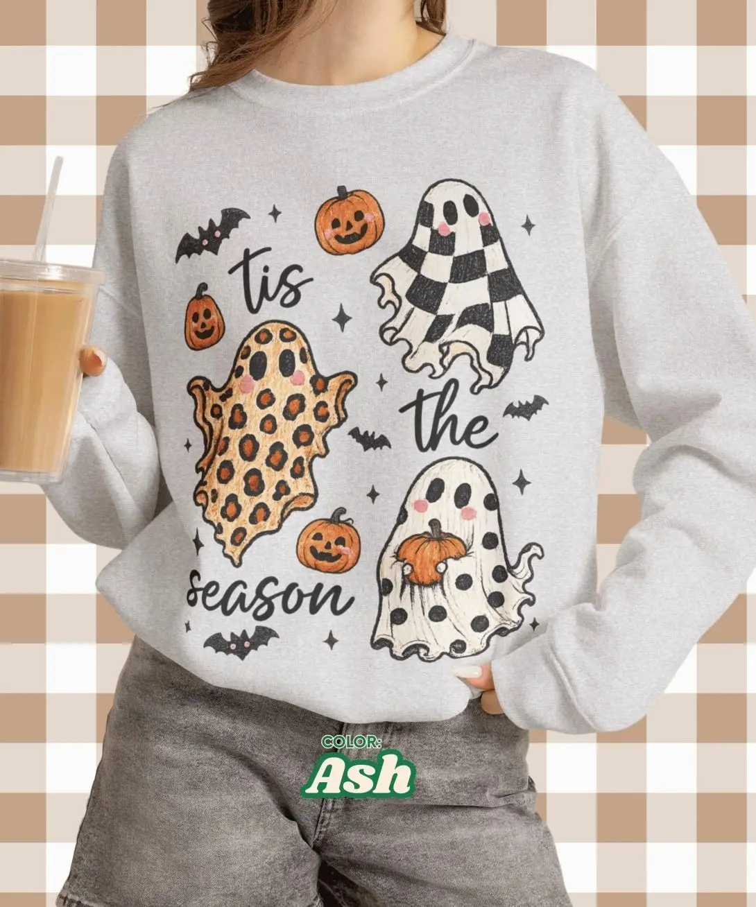 Tis The Season Ghosts Crewneck Sweatshirt, Halloween Pumpkin Spooky Leopard Checkerboard Graphic Jumper, Cute Spooky Season Outfit, Cute Ghost Fall Autumn Apparel, Trendy Spooky Vibe Sweatshirt, Fun Halloween Party Gift For Women & Men