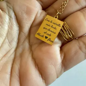 Collar rectangular con foto y texto