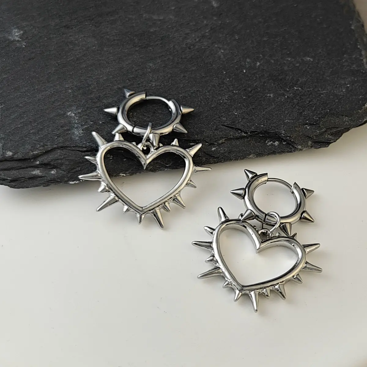 [Limited-Time Event] Thorn Heart Artificial Gem Stud Earrings - Dark Punk Inspired, Trendy Jewelry for Female Adults, Single Pair Daily Rock Star Accessory, Women, Casual
