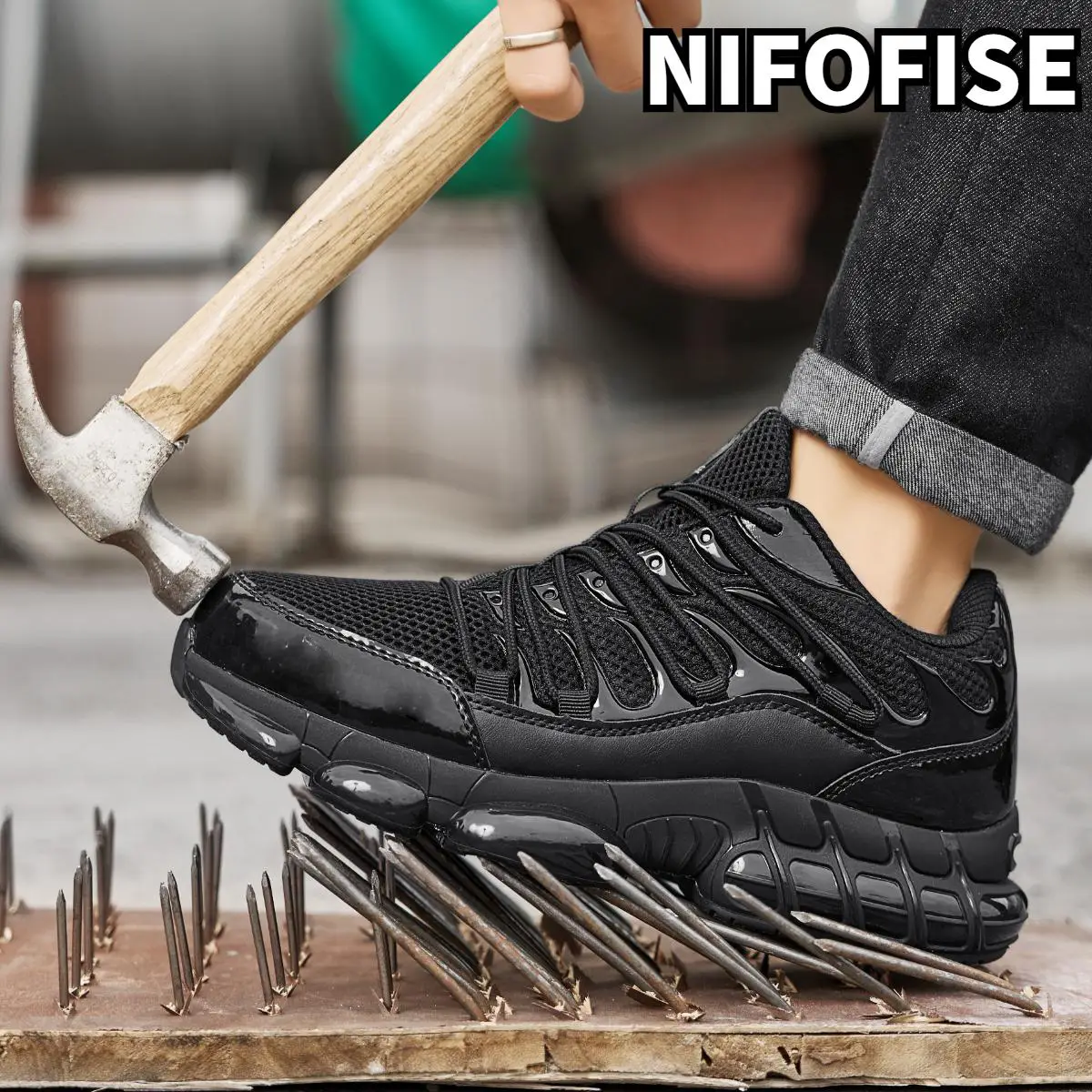 Steel toe shoes are suitable for construction workers and outdoor travel. They are puncture-proof, smash-proof, non-slip, comfortable, breathable and