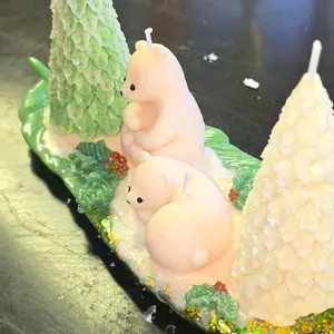 Abrazo Polar Candle Aromatic Candle Vela Velas Artesanales with Adorable Polar Bear Design and Festive Greenery