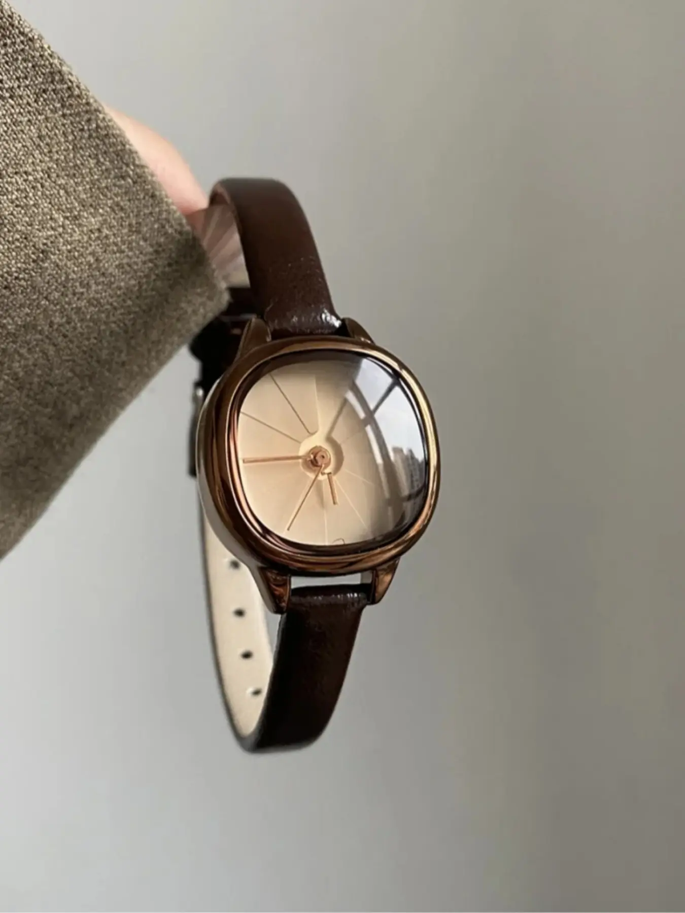 Vintage Small Dial Women's Quartz Watch, Simple Design, Versatile Leather Strap, Stylish Watch, Round Dial Analog, Modern Fashion Timepiece for All Seasons