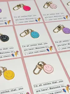 6pcs Humanized Cute Smiley Face Keychains With Warm Welcome Pocket Hug Cards, A Set For The Opening Ceremony, Random Colors And Styles, Various Color Keychains, Welcome To The New Class, Gifts From Teachers, Interesting Small Gifts, Back-to-school Gifts
