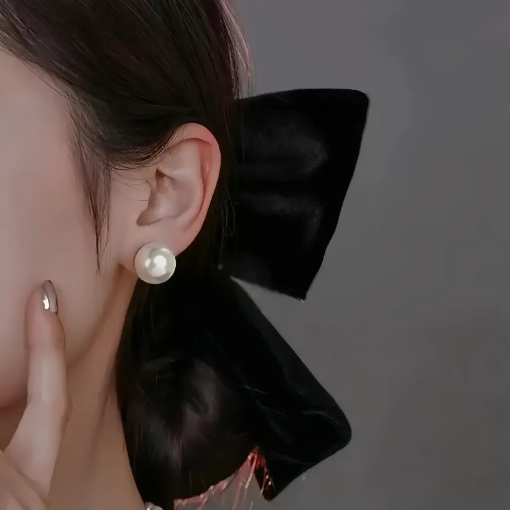 Fashionable and simple Cute Large Pearl Earrings with luxurious and high-end style, suitable for women, perfect for daily wear.
