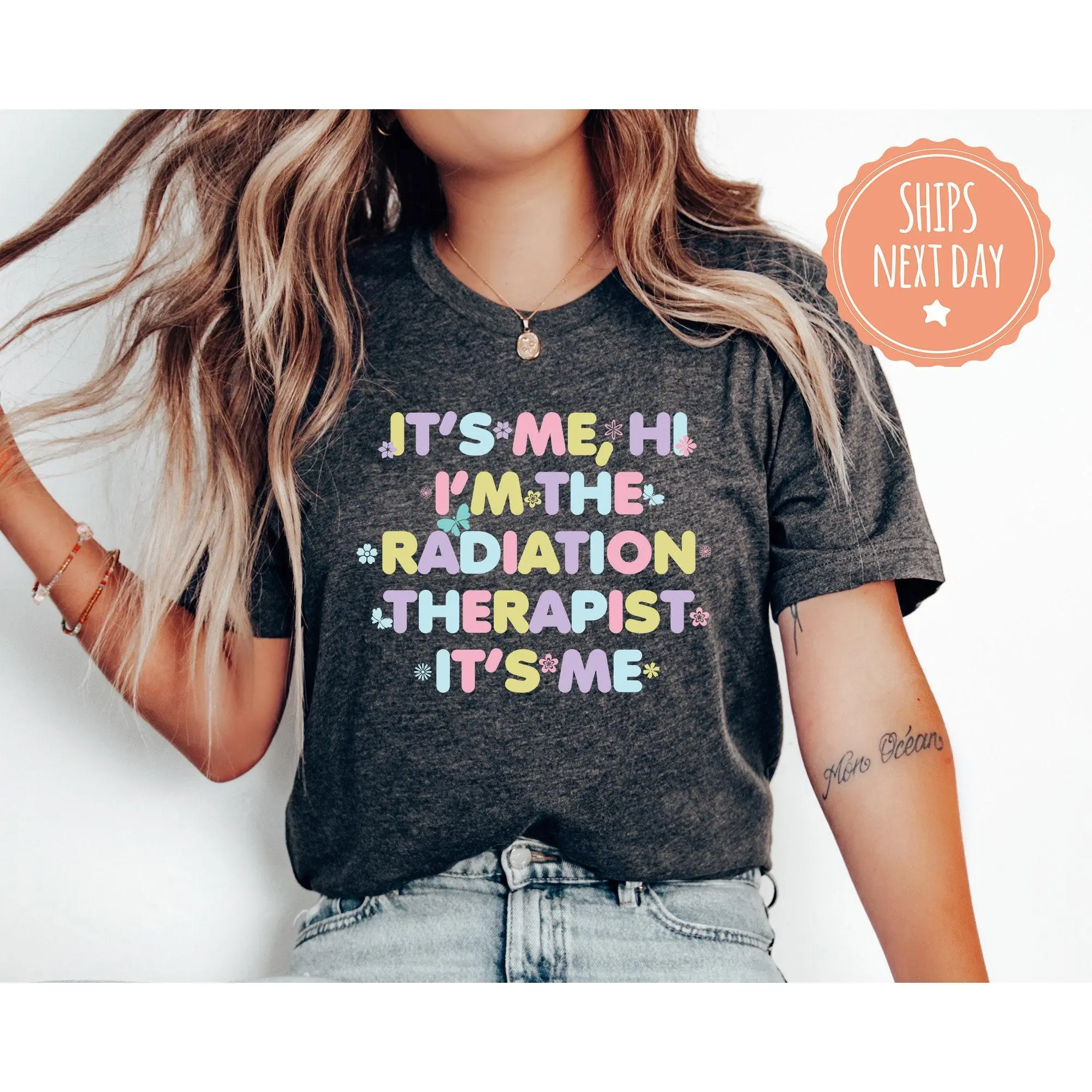 Its Me Hi Im The Radiation Therapist Its Me Graphic T-shirt Trendy Shirt For Radiotherapy Radiology Therapist Gift Idea Radiology Gifts 6794w
