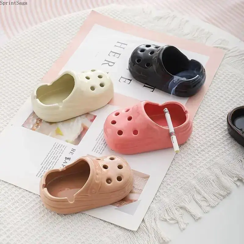 Cute Clog‑Shaped Ceramic Ashtray with Lid, Windproof Decorative Ash Tray for Indoor Home & Outdoor Patio Use, Unique Funny Desk Ornament, Smokeless Ash Holder for Tabletop Decor, Novelty Birthday Christmas Gift for Smokers, Men Women & Shoe‑Lover Enthusia