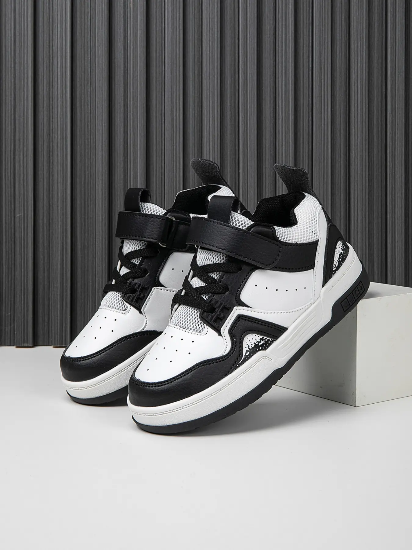 Sporty Colorblock Athletic Sneakers & Skate Shoes, Lightweight Anti-Slip Design, Breathable Outdoor Footwear, Trendy Mid-Height Velcro Closure, Lifestyle Colorblock Sneakers