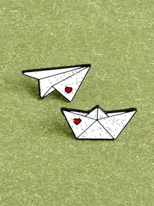Paper Plane Design Brooch, Cute Cartoon Brooch, Fashion Accessories for Women & Men, Enamel Pin Suitable for Backpacks, Jeans, Scarves, Hats Decoration, Clip, Heart